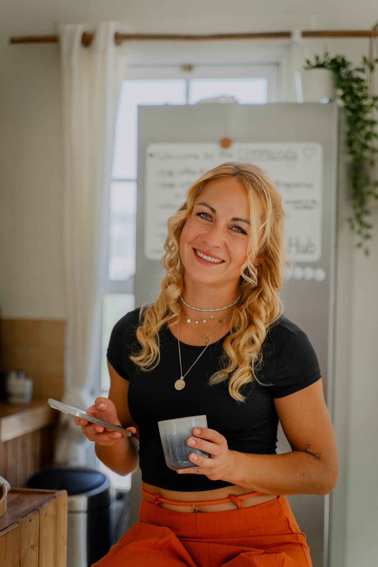Sophia Weber am Laptop, arbeitend an CRM-Setups