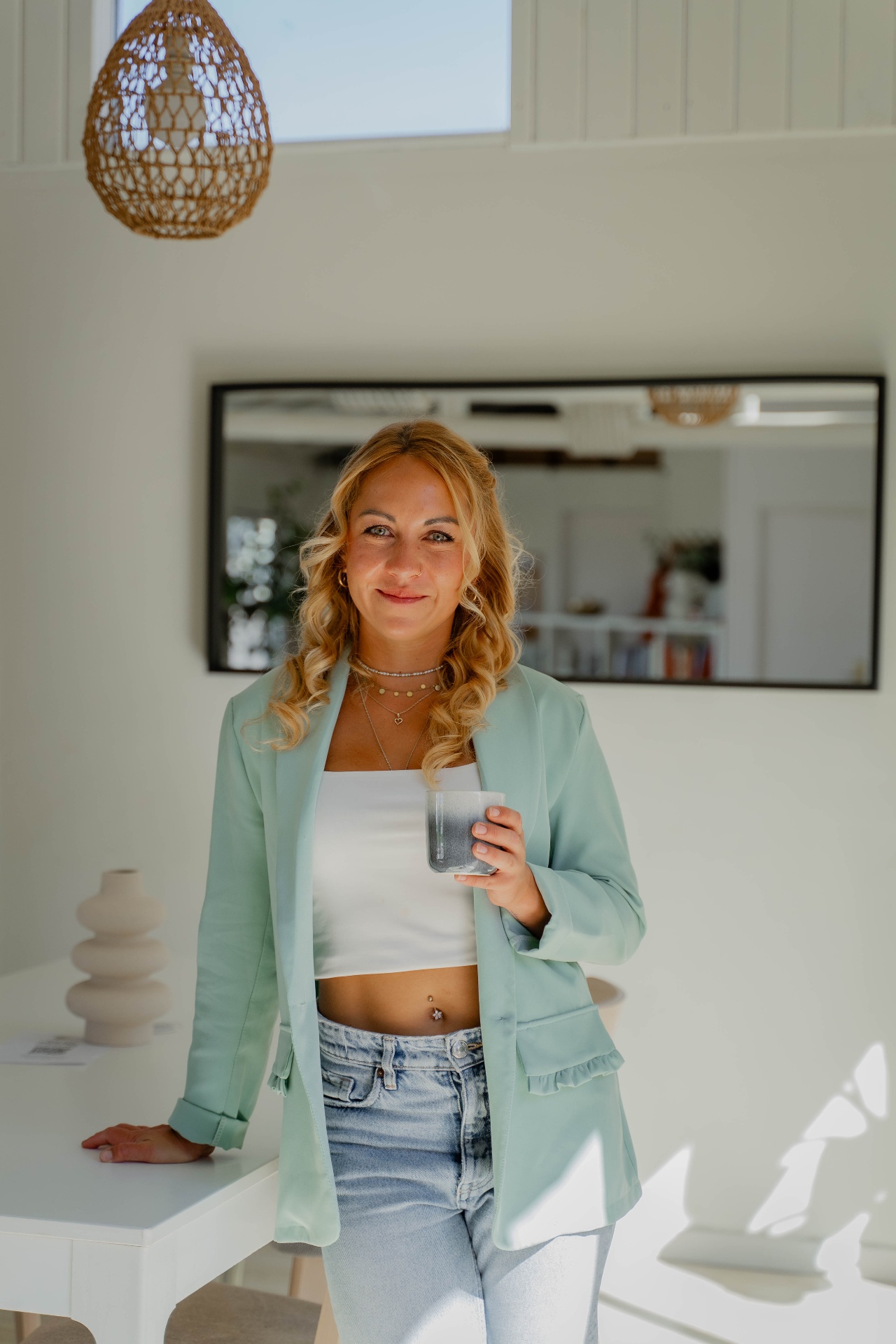 Sophia Weber in einem hellen Raum mit Kaffeetasse