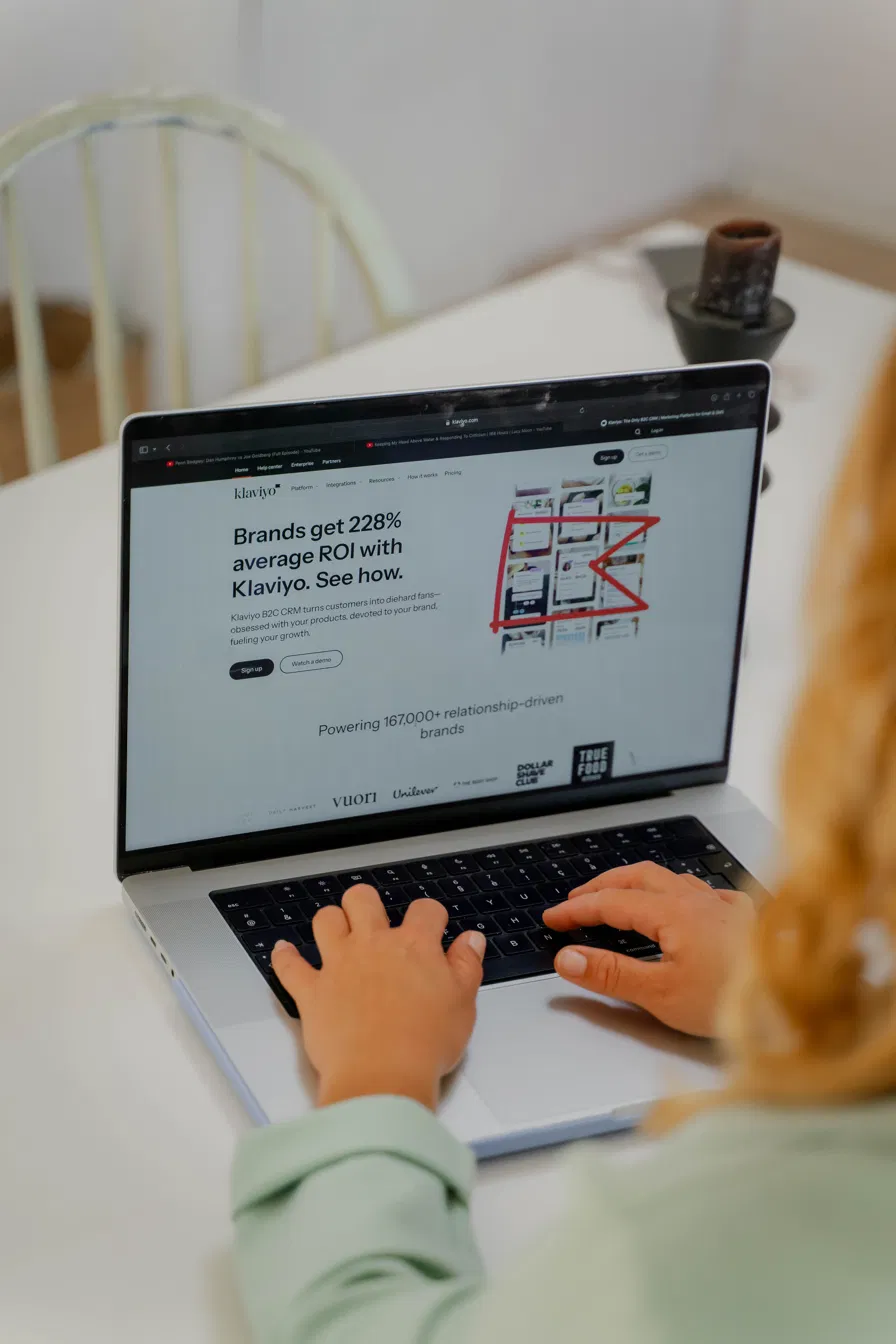 Arbeit im Klaviyo-Dashboard für D2C E-Mail-Marketing